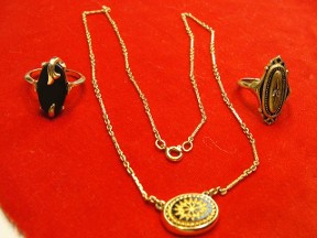 Jabberjewelry.com Vintage Avon Necklace & 2 Rings Set