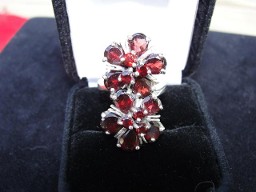 Jabberjewelry.com Vintage Silver Garnet Flowers Ring