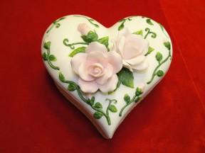 Jabberjewelry.com Heart Shape Pink Roses Porcelain Trinket Box
